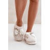 Pliušiniai Batai Su Lankeliu Ir Ženkliukais Balti Annalira | Šlepetės | jai24.lt