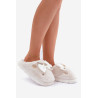 Pliušiniai Batai Su Lankeliu Ir Ženkliukais Balti Annalira | Šlepetės | jai24.lt