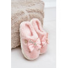 Pliušiniai Batai Su Lankeliu Ir Ženkliukais Balti Annalira | Šlepetės | jai24.lt