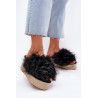 Moteriški platforminiai sandalai su pūku ir pintinėmis juodais Virela | Šlepetės | jai24.lt