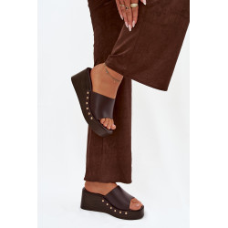 Moteriškos platformos šlepetės su auksinėmis kniedėmis šokoladinės Arionne 202223